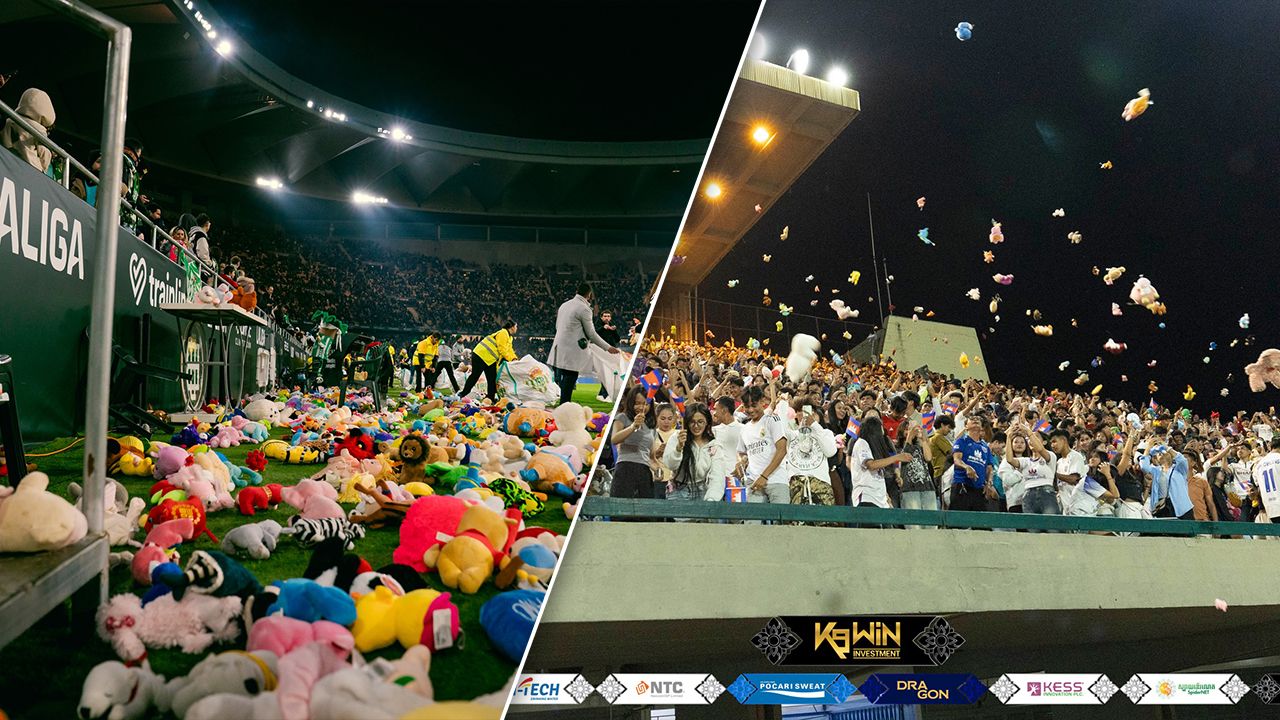 ทีมลีกกัมพูชา ขว้างตุ๊กตาลงสนาม ส่งต่อให้เด็กกัมพูชา หนีจากเหตุปะทะ ไทย-กัมพูชา (คลิป)