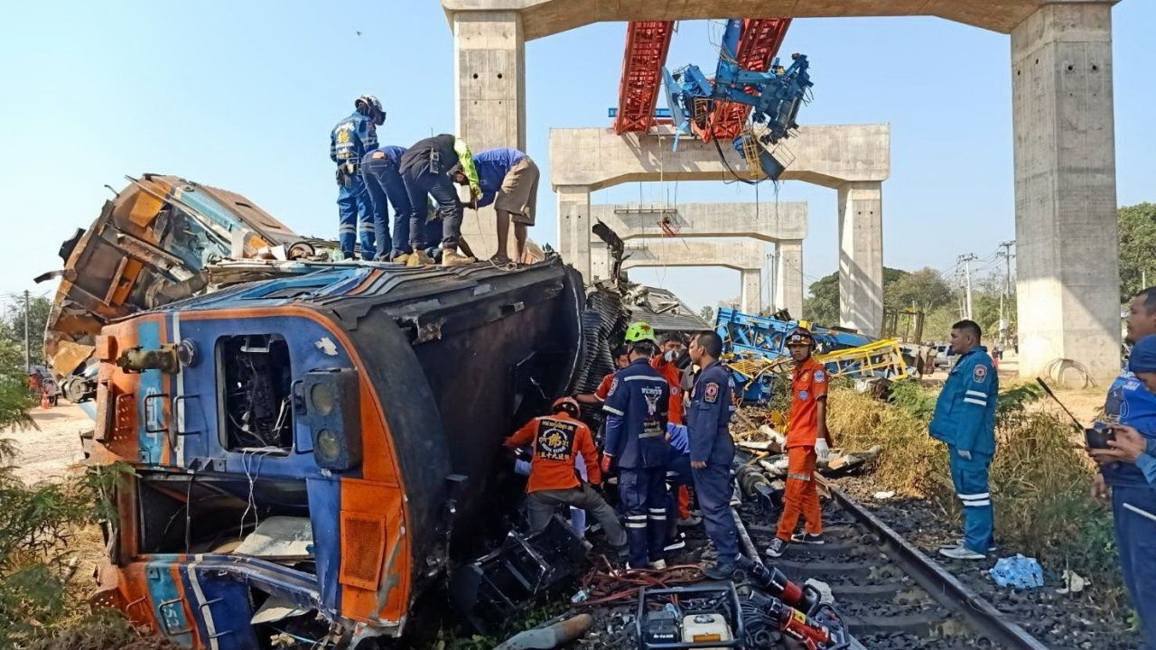 เปิดเผยรายชื่อผู้เสียชีวิต 12 รายจากเหตุเครนหล่นทับรถไฟในนครราชสีมา