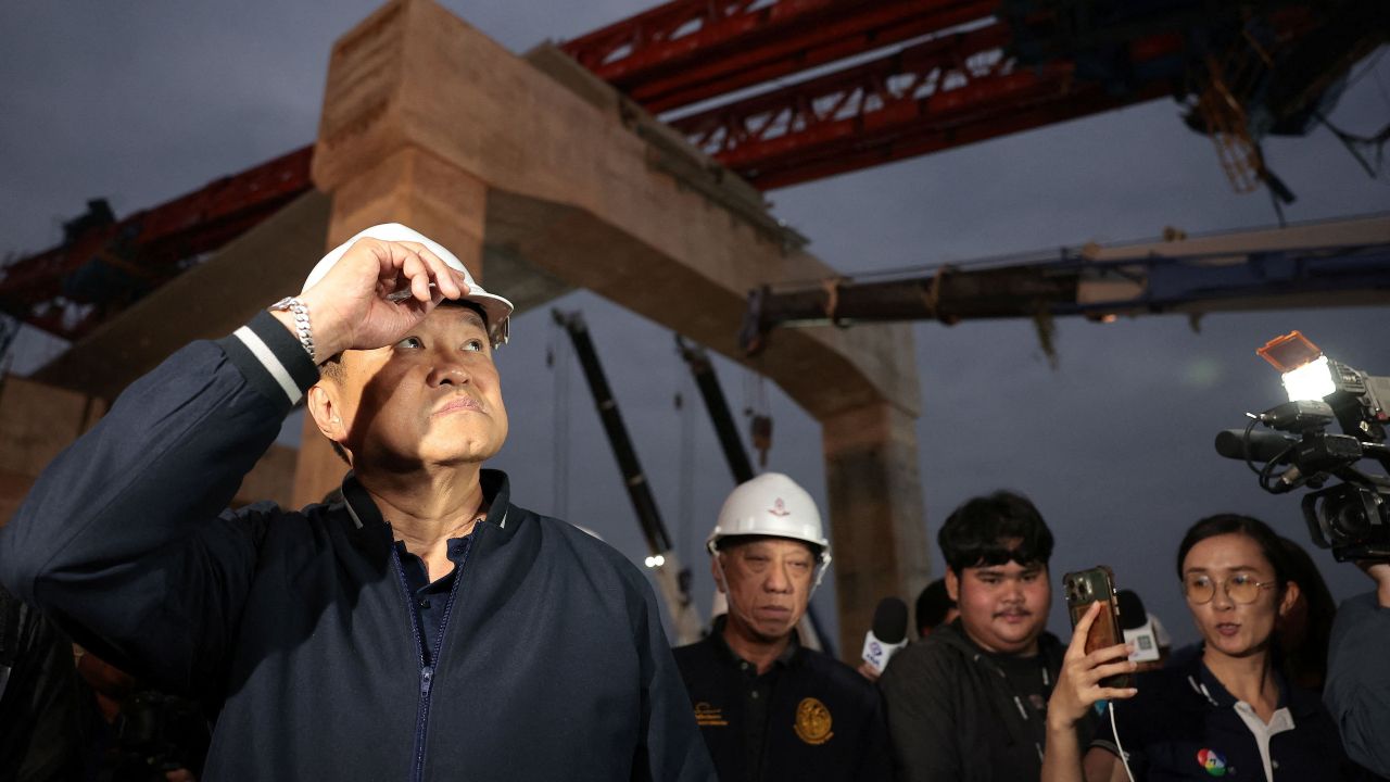 นายกรัฐมนตรีเข้าตรวจสอบเหตุเครนตกทับรถไฟสีคิ้ว ยืนยันรัฐบาลพร้อมช่วยเหลือ