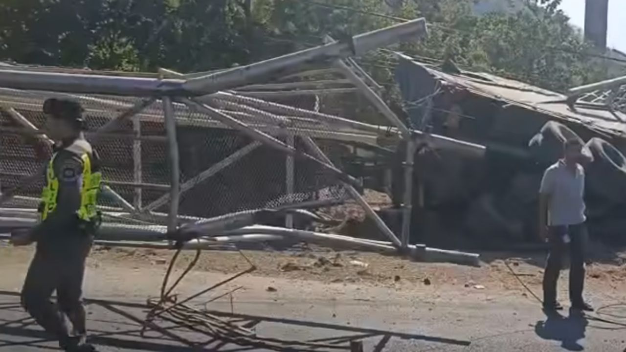 อุบัติเหตุรถพ่วงพลิกคว่ำบนถนนมิตรภาพ ส่งผลการจราจรติดขัด