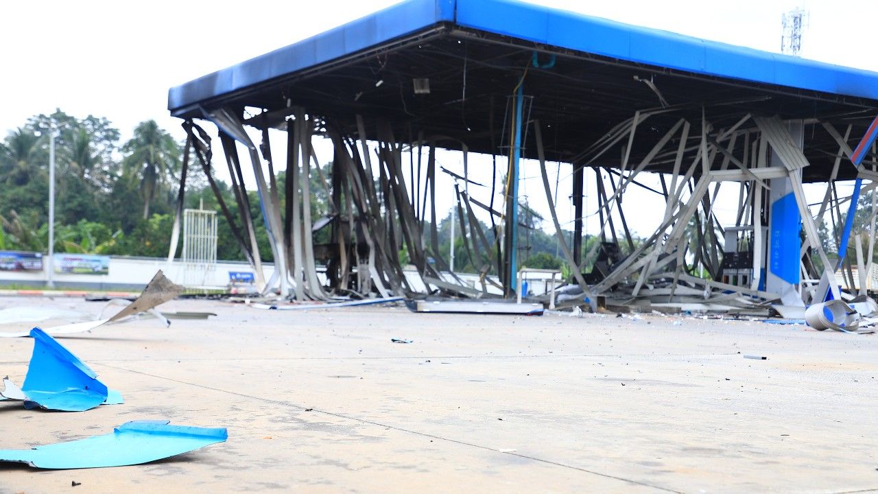 คนร้ายป่วนยะลา ยิงปืนขึ้นฟ้า-ไล่เด็กปั๊ม ก่อนวางระเบิดหัวจ่าย ไฟไหม้เสียหาย