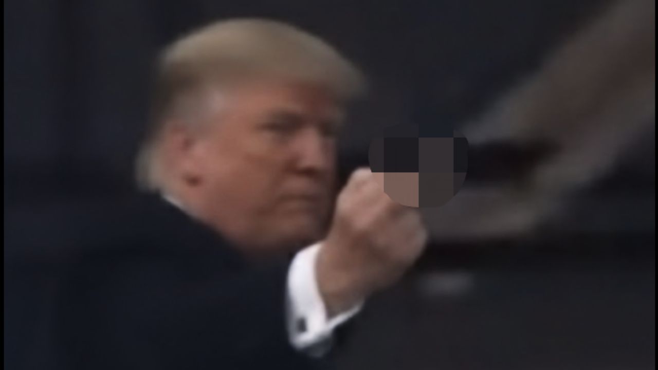 ทรัมป์ชูนิ้วกลางตอบโต้ผู้ตะโกนด่า ระหว่างเยี่ยมโรงงานฟอร์ด