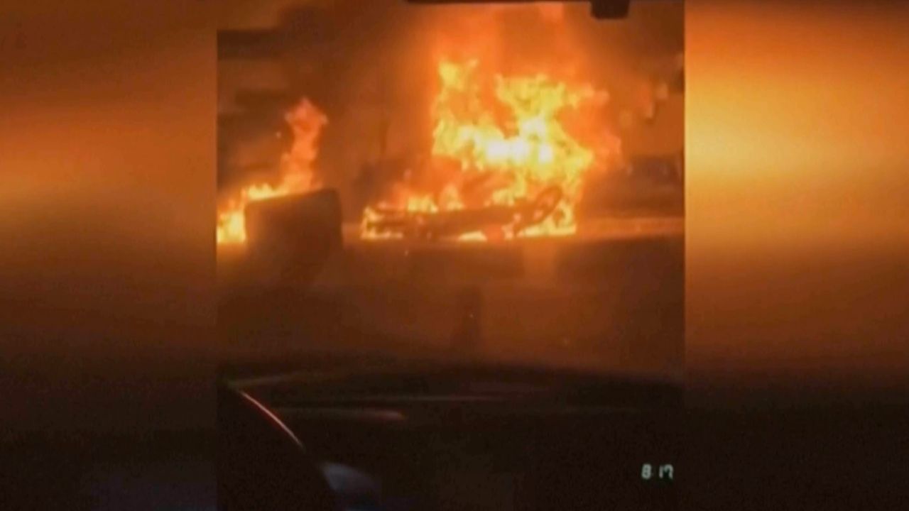 การประท้วงในอิหร่านลุกลาม รถยนต์ถูกไฟเผาในกรุงเตหะราน