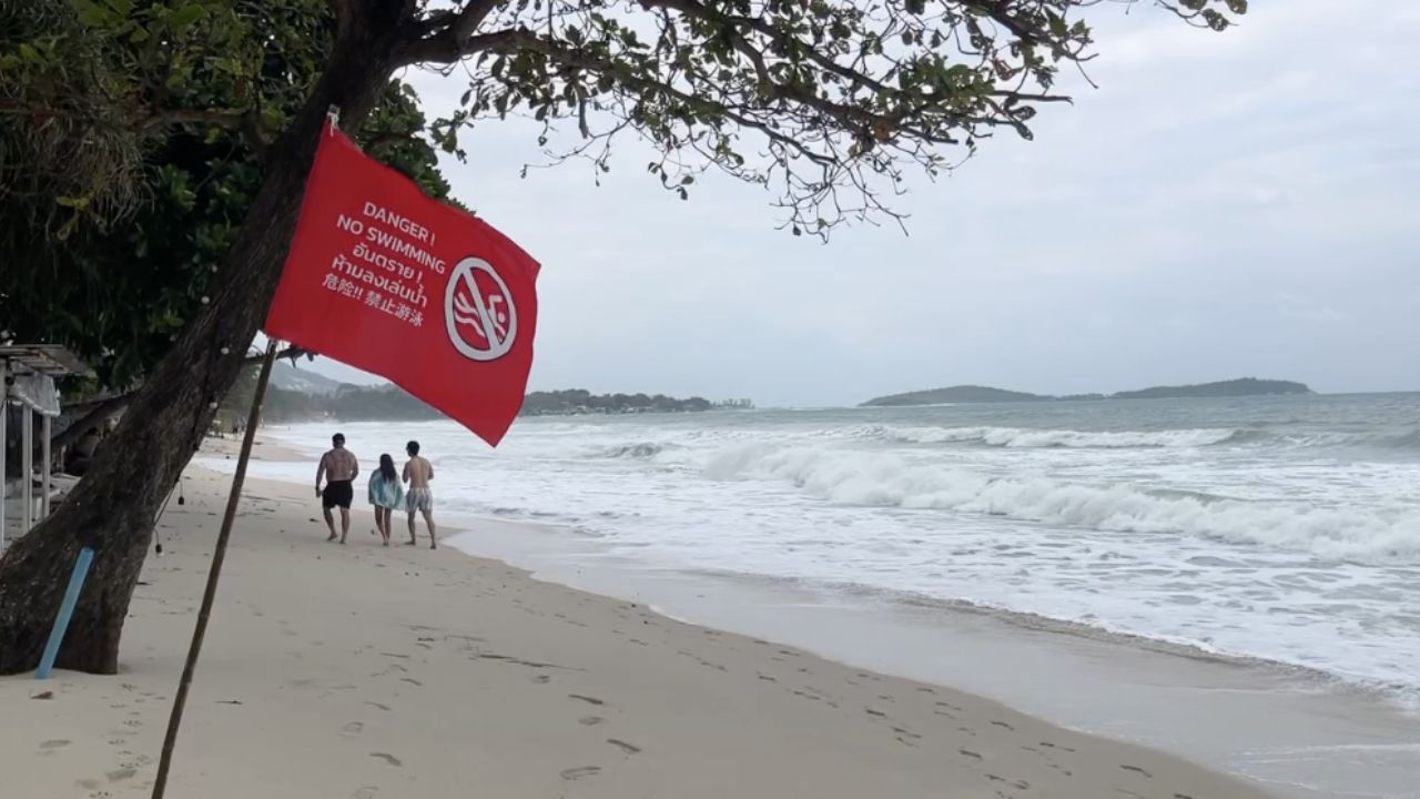 นักท่องเที่ยวเกาะสมุยถูกเตือนห้ามลงเล่นน้ำ หลังคลื่นลมแรง