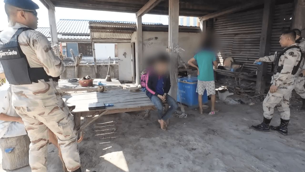 ฝ่ายปกครองมหาสารคามบุกจับวัยรุ่นเสพยาบ้า พบหญิงตั้งครรภ์ร่วมวง