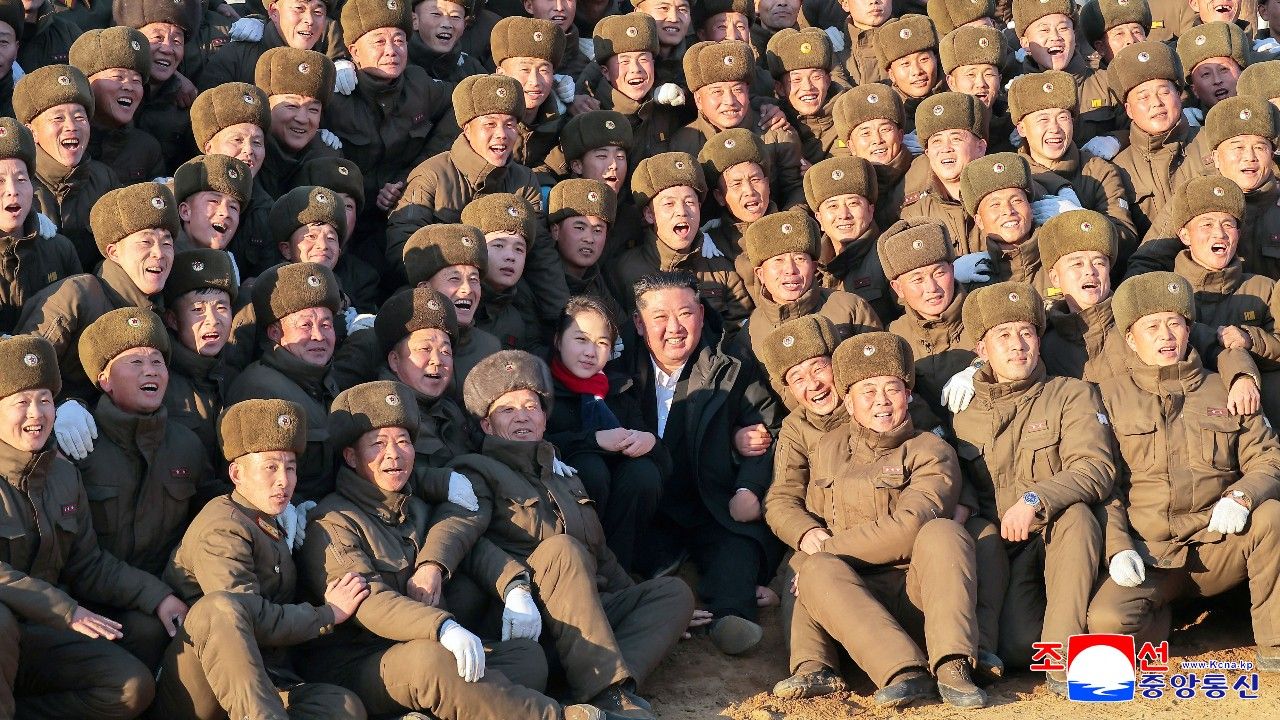 คิม จองอึน ตรวจสอบการก่อสร้างอนุสรณ์สถานทหารในสงครามยูเครน