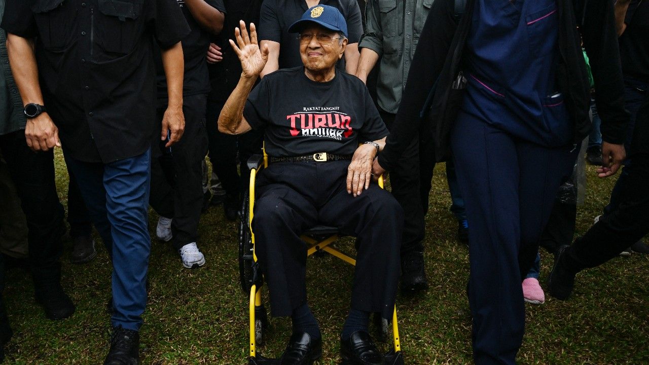 แพทย์ไม่แนะนำผ่าตัด 'มหาเธร์' วัย 100 ปี หลังเกิดอุบัติเหตุล้ม