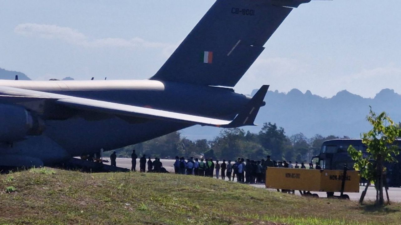 อินเดียส่งเครื่องบินขนส่งทางทหาร รับตัวกลุ่มสแกมเมอร์ 228 รายกลับบ้าน