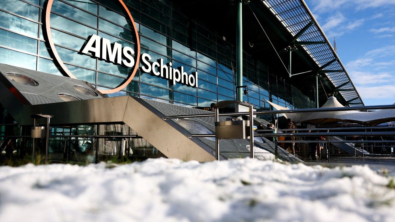 หิมะตกหนักในยุโรปทำให้มีผู้เสียชีวิต 6 ราย และเที่ยวบินถูกยกเลิกจำนวนมาก