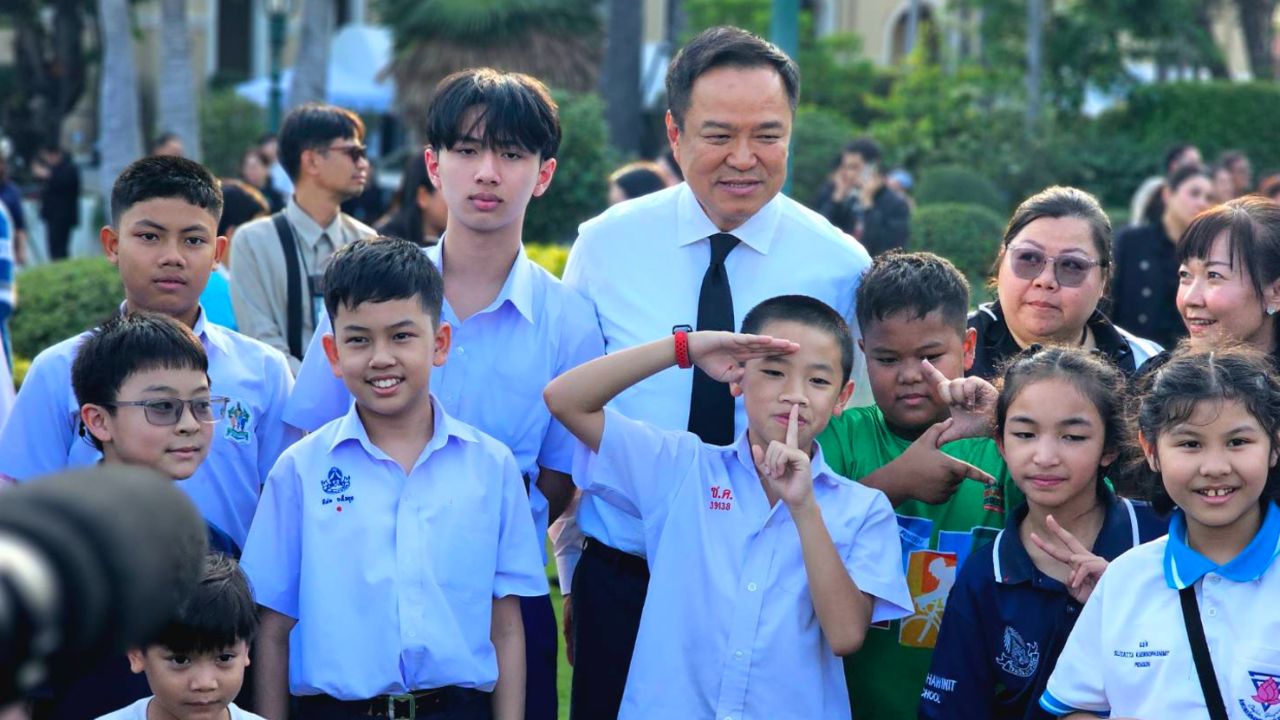 อนุทิน เปิดทำเนียบฯ ให้เด็กนั่งเก้าอี้นายกฯ ในวันเด็ก