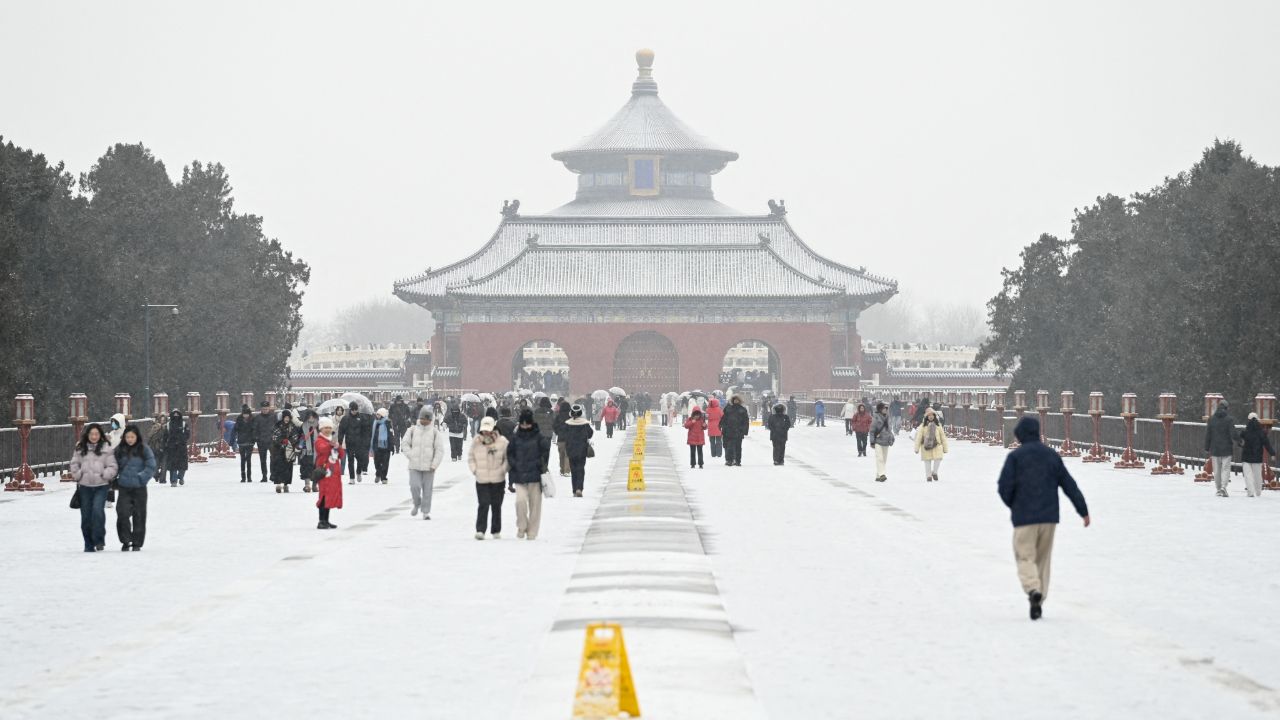 ปักกิ่งรับหิมะแรกของฤดูกาล อุณหภูมิดิ่งต่ำและพายุหิมะคุกคาม