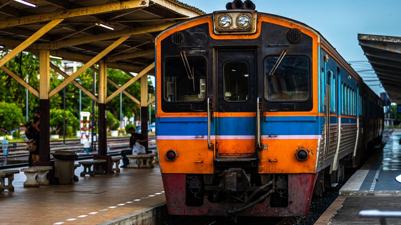 การรถไฟฯ กลับมาเปิดเดินรถสายใต้ตามปกติ หลังน้ำท่วมคลี่คลาย