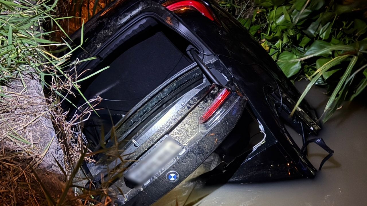 รอง ผกก.สืบ สภ.ประตูน้ําจุฬาลงกรณ์ ขับ BMW ตกคลอง กู้ภัยเร่งช่วยชีวิต