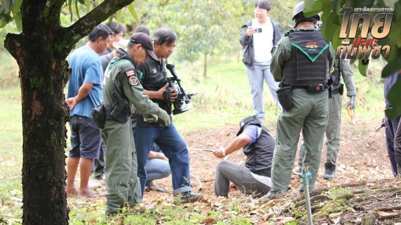 เจ้าหน้าที่ EOD สำรวจหลุมระเบิด 13 หลุม ในชุมชนตราด หลังเหตุปะทะชายแดน