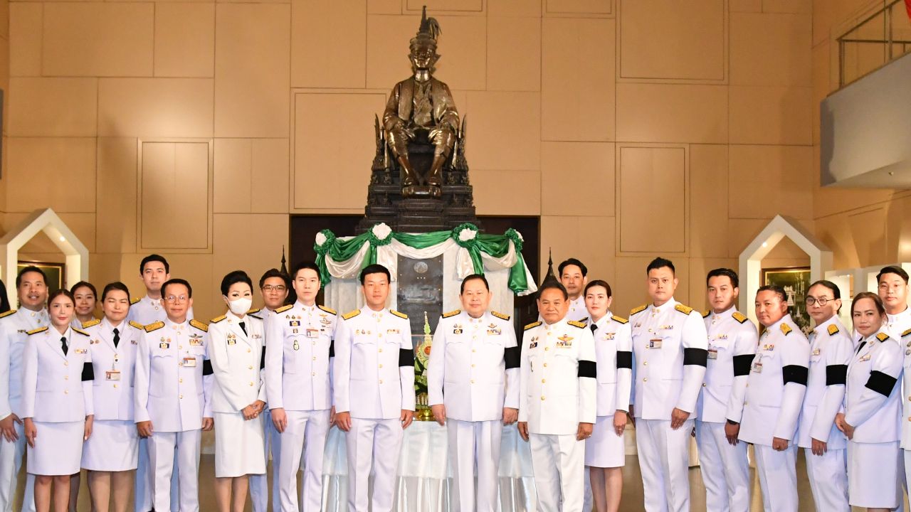 ฝ่ายค้าน-รัฐบาล ร่วมวางพานพุ่มดอกไม้ถวายบังคม เนื่องในวันรัฐธรรมนูญ