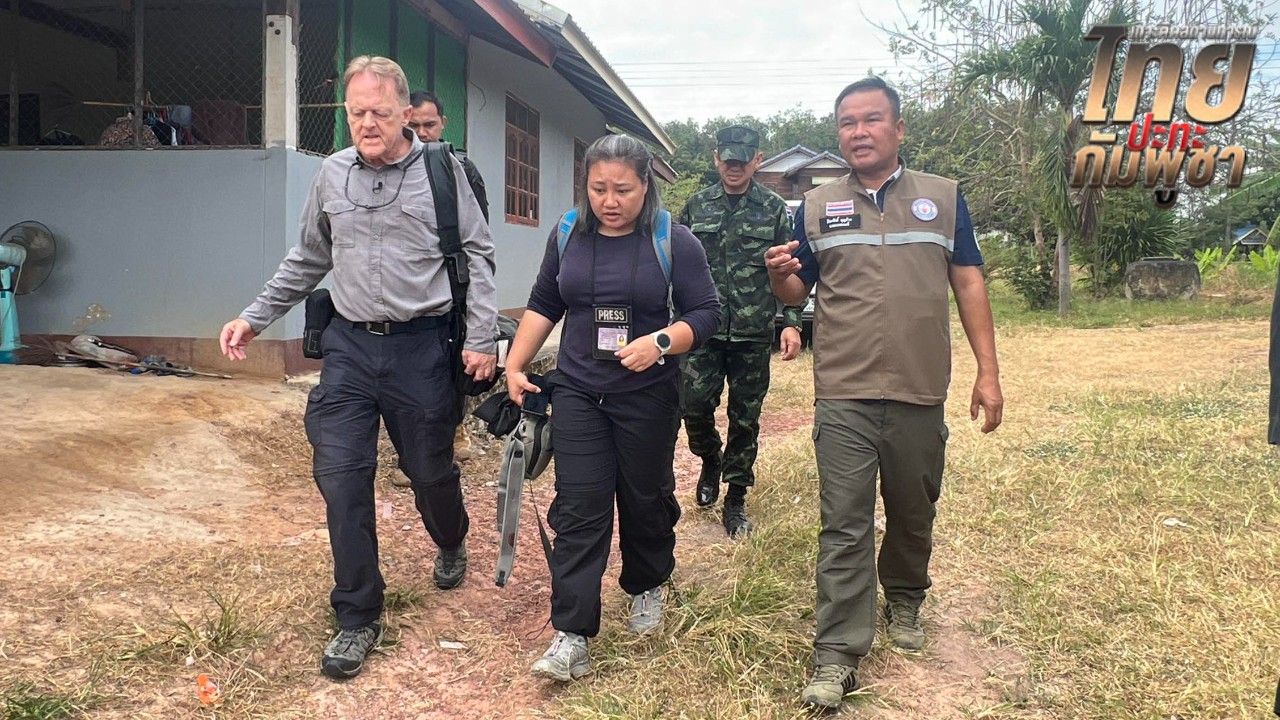 กองทัพภาคที่ 2 พาสื่อมวลชนต่างประเทศตรวจสอบความเสียหายจาก BM-21 ที่บุรีรัมย์