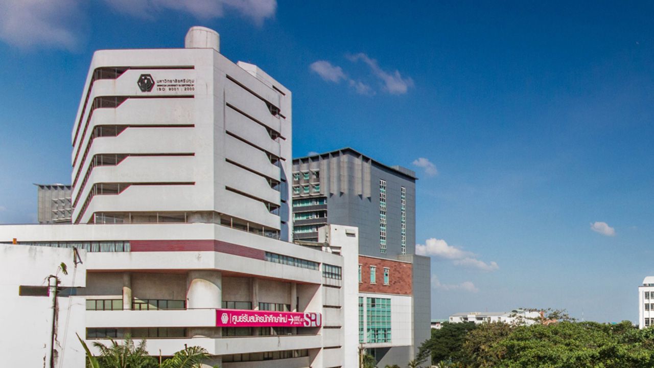 ในหลวงโปรดเกล้าฯ มอบปริญญาบัตรแก่ผู้สำเร็จการศึกษา ม.ศรีปทุม