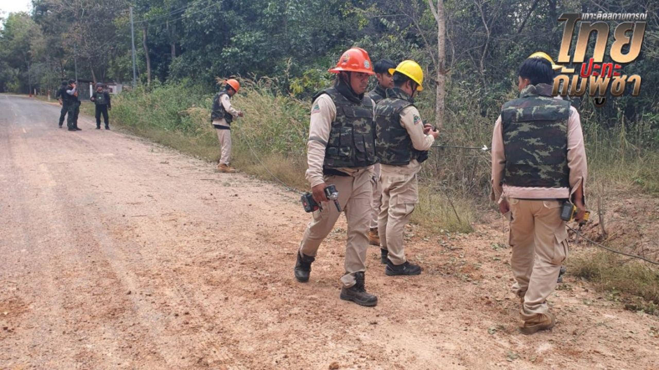 เจ้าหน้าที่การไฟฟ้าสวมเสื้อเกราะช่วยซ่อมสายไฟแนวชายแดน