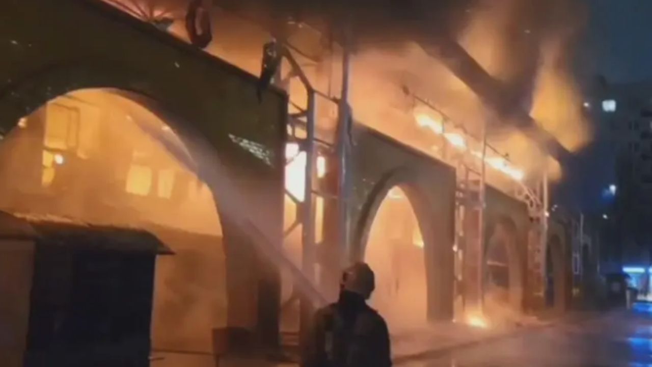 ไฟไหม้ตลาดในรัสเซีย เพลิงโหมลุกลามดับอย่างน้อย 1 ศพ อพยพ 100 คนหนีตาย