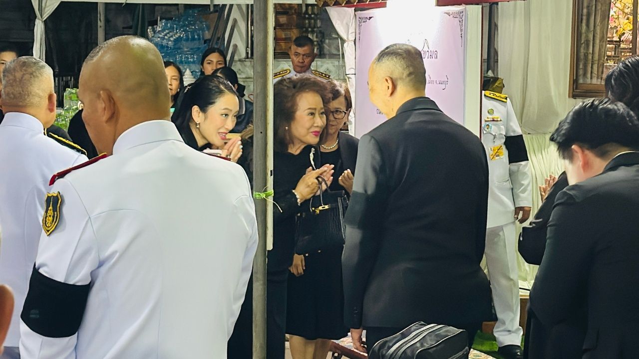 คุณหญิงพจมานและลูกสาว ร่วมพิธีสวดอภิธรรมศพ มารดา พล.ต.อ.ต่อศักดิ์