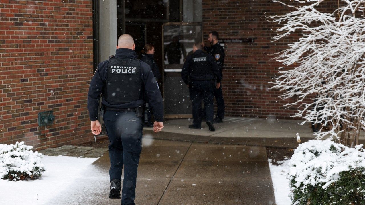 ตำรวจสหรัฐฯ จับกุมผู้ต้องสงสัยกราดยิงที่มหาวิทยาลัยบราวน์