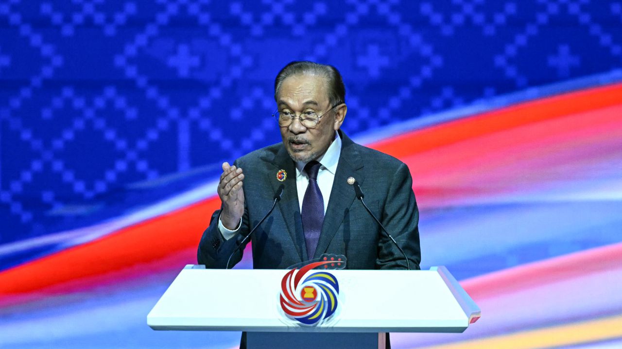 นายกฯ มาเลเซียเรียกร้องไทย-กัมพูชาหยุดความตึงเครียดและกลับสู่การทูต