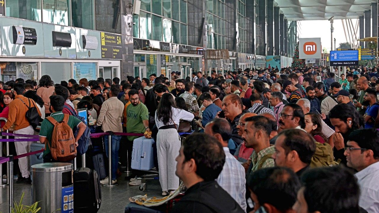 อินเดียเผชิญความโกลาหล วันที่ 4 สายการบิน IndiGo ยกเลิกเที่ยวบินกว่า 500 เที่ยว