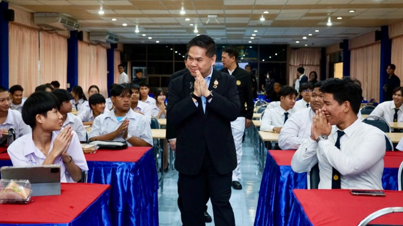 วราวุธเรียกร้องเยาวชนตระหนักถึงวิกฤตโลกร้อนและปรับตัว