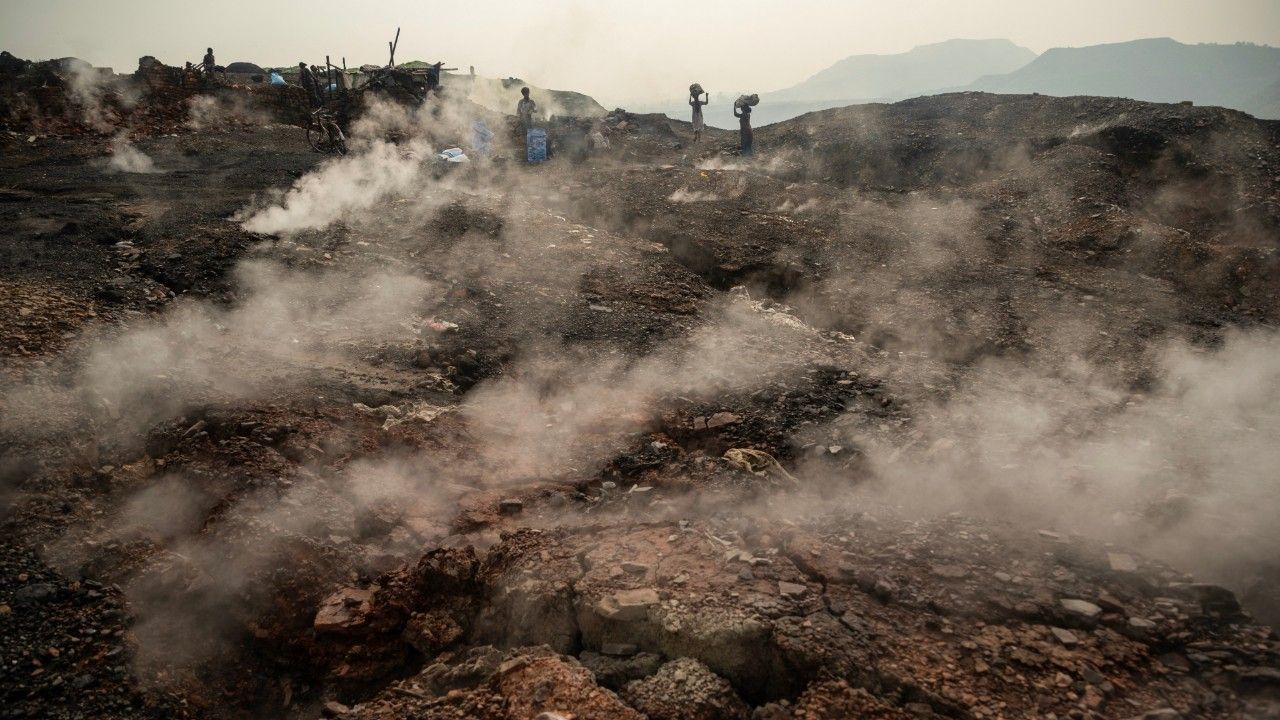 แก๊สพิษรั่วในเหมืองถ่านหินอินเดีย คร่าชีวิตคนงาน 2 ราย อพยพประชาชนกว่า 1,000 คน