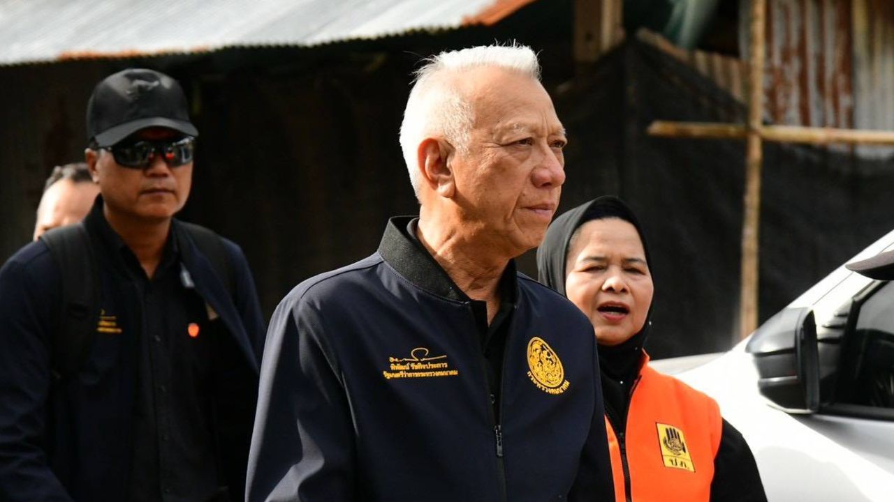 นายพิพัฒน์ สั่งเร่งซ่อมถนน เตรียมรับมือฝนใหม่ในปัตตานี