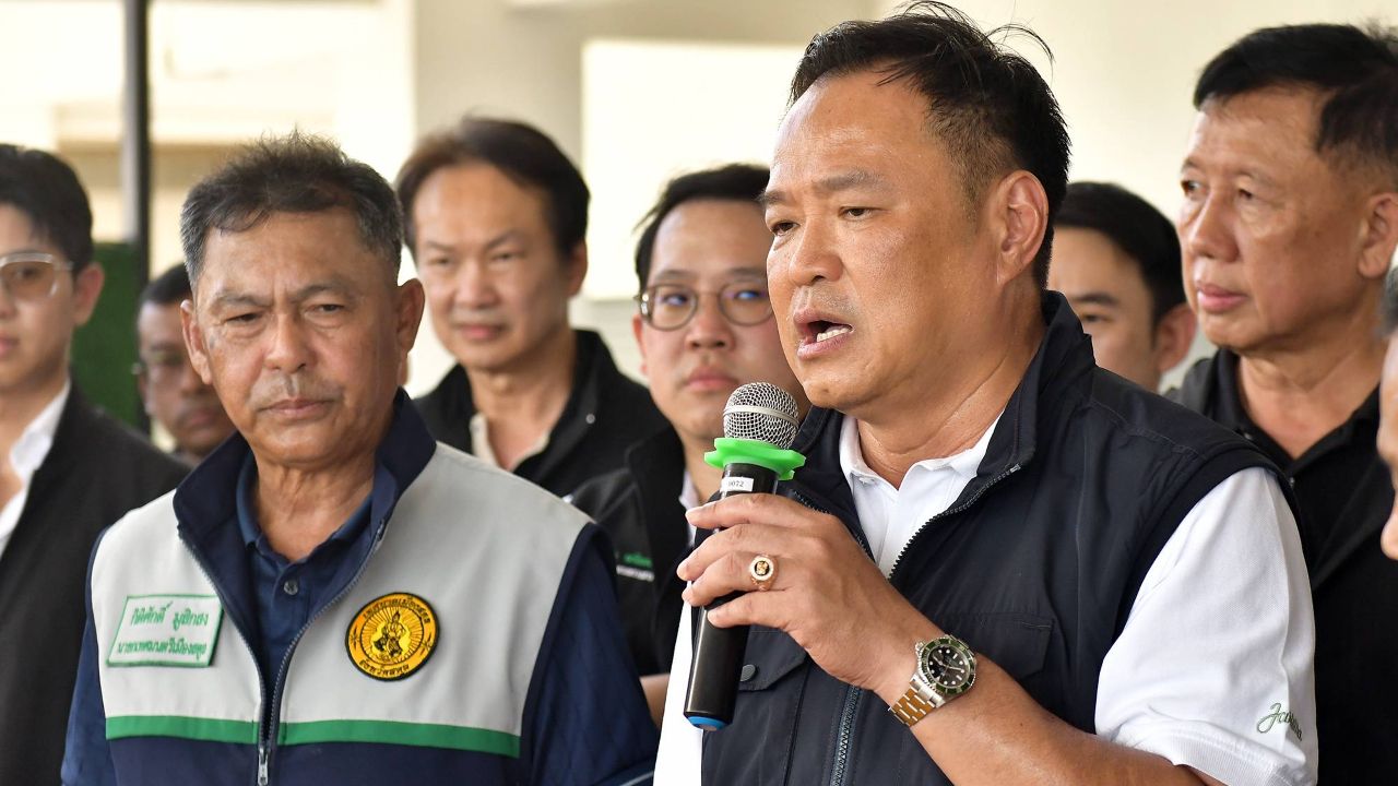 นายกรัฐมนตรีมอบถุงยังชีพให้ผู้ประสบภัยน้ำท่วมสตูล รับผิดชอบเตรียมแผนป้องกัน