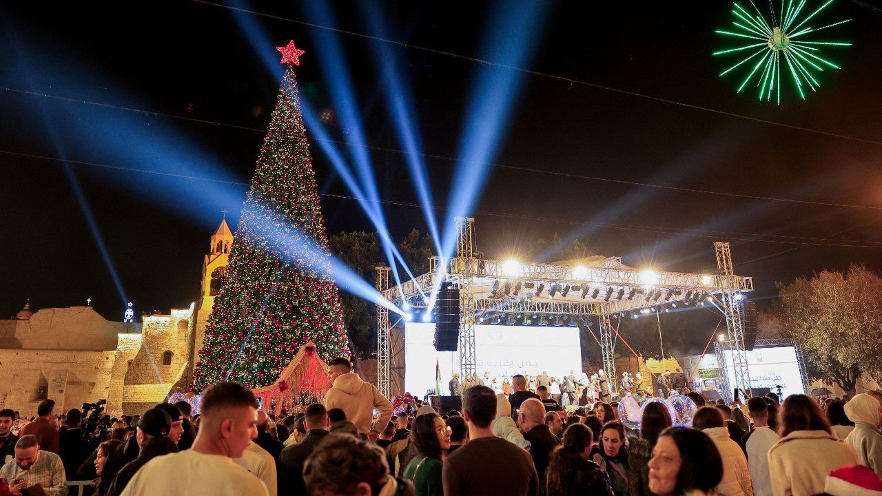 เบธเลเฮมเปิดไฟต้นคริสต์มาสครั้งแรกในรอบ 3 ปี ชาวปาเลสไตน์แห่ร่วมงาน