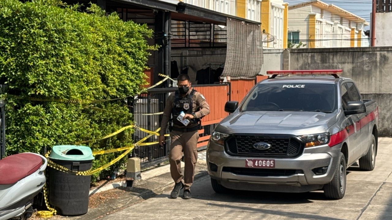 ตำรวจ สภ.บางกรวย ตรวจสอบบ้าน 'นัทปง' รอเก็บหลักฐานคดีไซยาไนด์