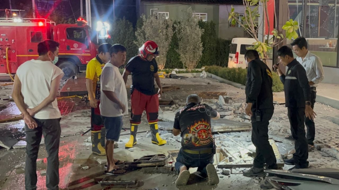 ช่างเชื่อมซ่อมฝาท่อระบายน้ำห้างดัง เกิดระเบิดดับ 1 สาหัส 1