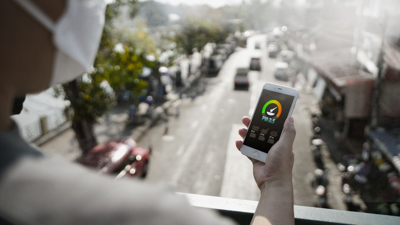 เช็กค่าฝุ่น PM 2.5 เช้าวันนี้ กทม. เกินมาตรฐาน เริ่มกระทบสุขภาพ 20 พื้นที่