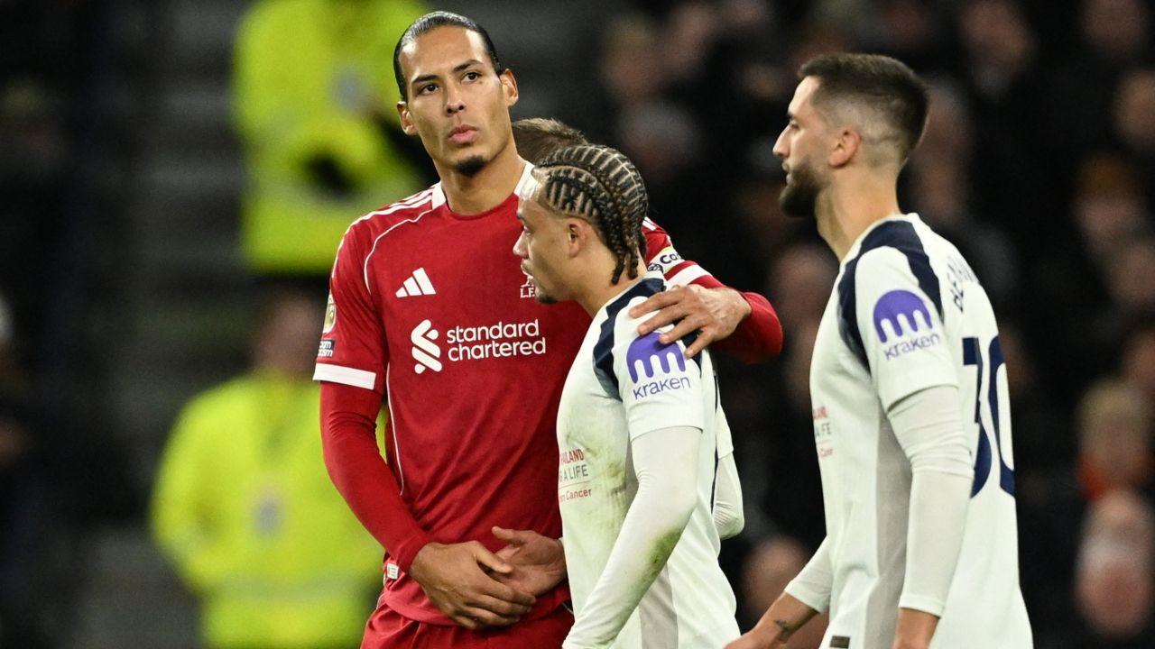 ชาบี ซิมอนส์ เคลื่อนไหวแล้ว หลังเข้าสกัดหนักใส่ ฟาน ไดค์ จนโดนใบแดง เกมสเปอร์สพ่ายลิเวอร์พูล