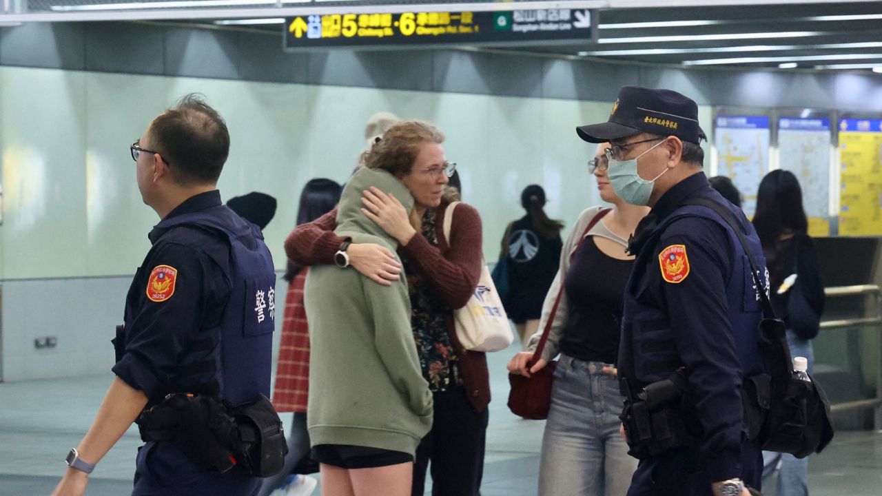 ระทึก คนร้ายปาระเบิดควัน อาละวาดใช้มีดไล่แทงผู้คนสถานีรถไฟไทเป ดับ 3 ศพ ก่อนโดดตึกหนีตร.เสียชีวิต