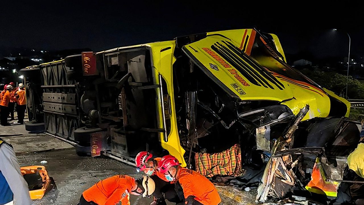 อุบัติเหตุรถบัสในอินโดนีเซีย พุ่งชนแผงกั้นทางหลวง เสียชีวิต 16 ราย