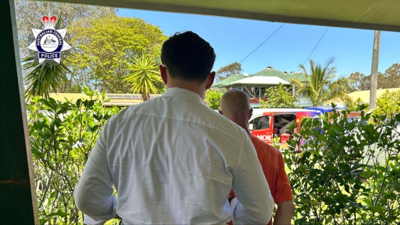 ชายอังกฤษถูกเนรเทศจากออสเตรเลียหลังโพสต์สัญลักษณ์นาซี