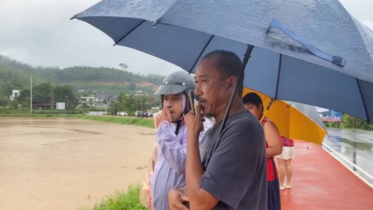 ชาวสงขลาติดตามสถานการณ์น้ำท่วม หลังฝนตกหนักต่อเนื่อง