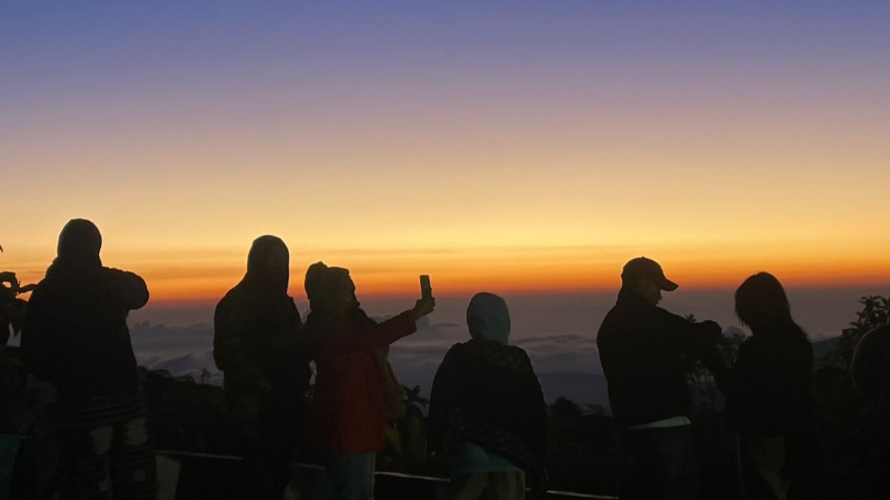 เชียงใหม่คึกคัก ยอดดอยอินทนนท์อุณหภูมิ 4 องศา เกิดเหมยขาบอีกครั้ง