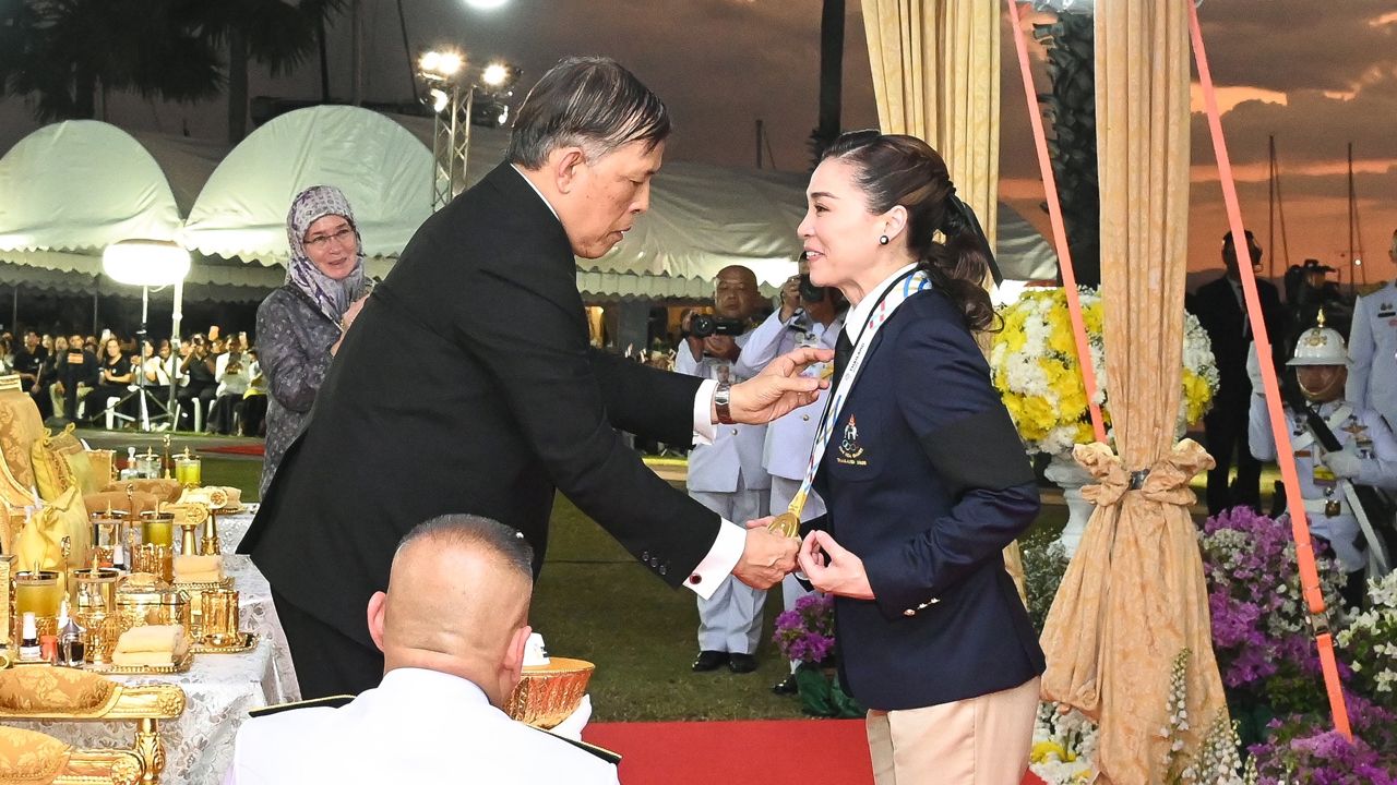 พระราชินี นําทัพเรือใบทีมชาติไทย เข้ารับพระราชทานเหรียญทองซีเกมส์ 2025 จาก ในหลวง ร.10