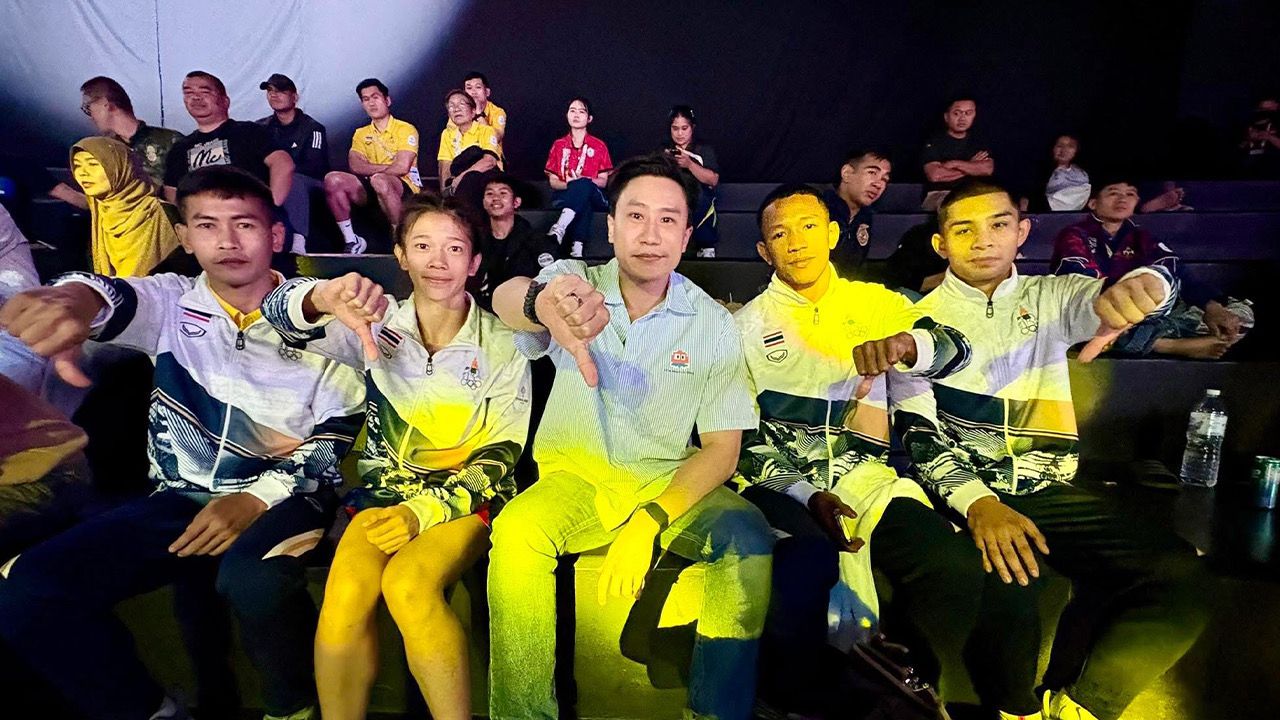 เกิดอะไรขึ้น “กรรมการ” เดินเข้าหา “นักมวยไทย” หลังชวดคว้าเหรียญทอง แบบค้านสายตา