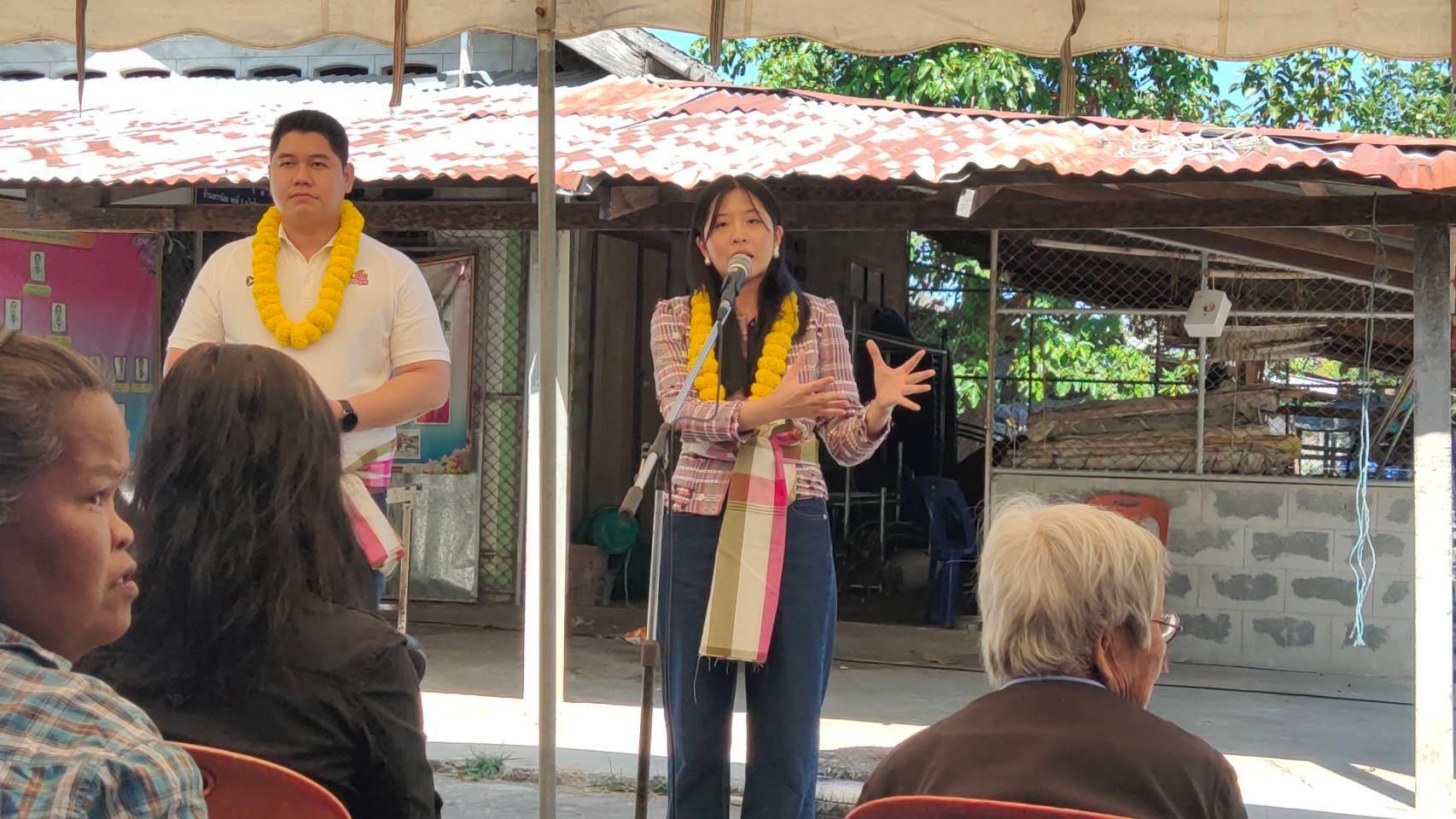 จินนี่ ยศสุดา นำทีมลงพื้นที่ร้อยเอ็ด ชูนายนราเอก สู้ศึกเลือกตั้ง