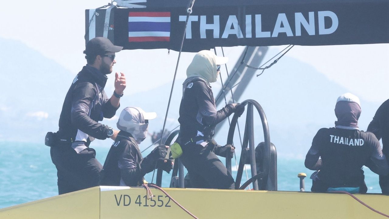 พระราชินีทรงนำทีมเรือใบไทยคว้าชัย 2 เรซติดในซีเกมส์