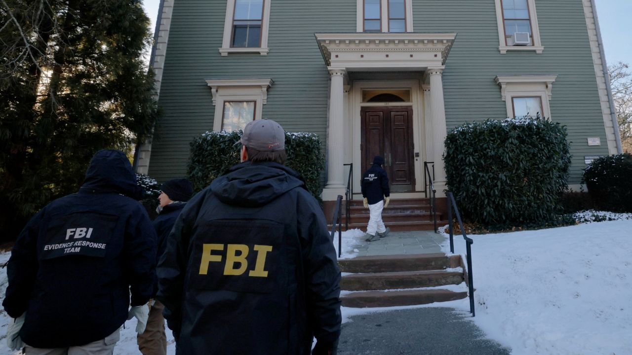 ตามล่ามือปืนกราดยิงที่มหาวิทยาลัยบราวน์ หลังผู้ต้องสงสัยถูกปล่อยตัว