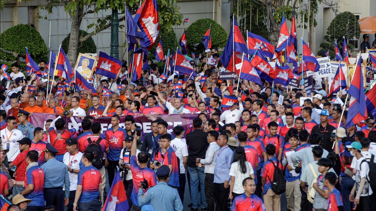 สื่อกัมพูชาตีข่าว ประชาชน 3 แสนเดินขบวนเพื่อสันติภาพ หนุนหยุดยิงไทย–กัมพูชา วอนเคารพข้อตกลงสันติ