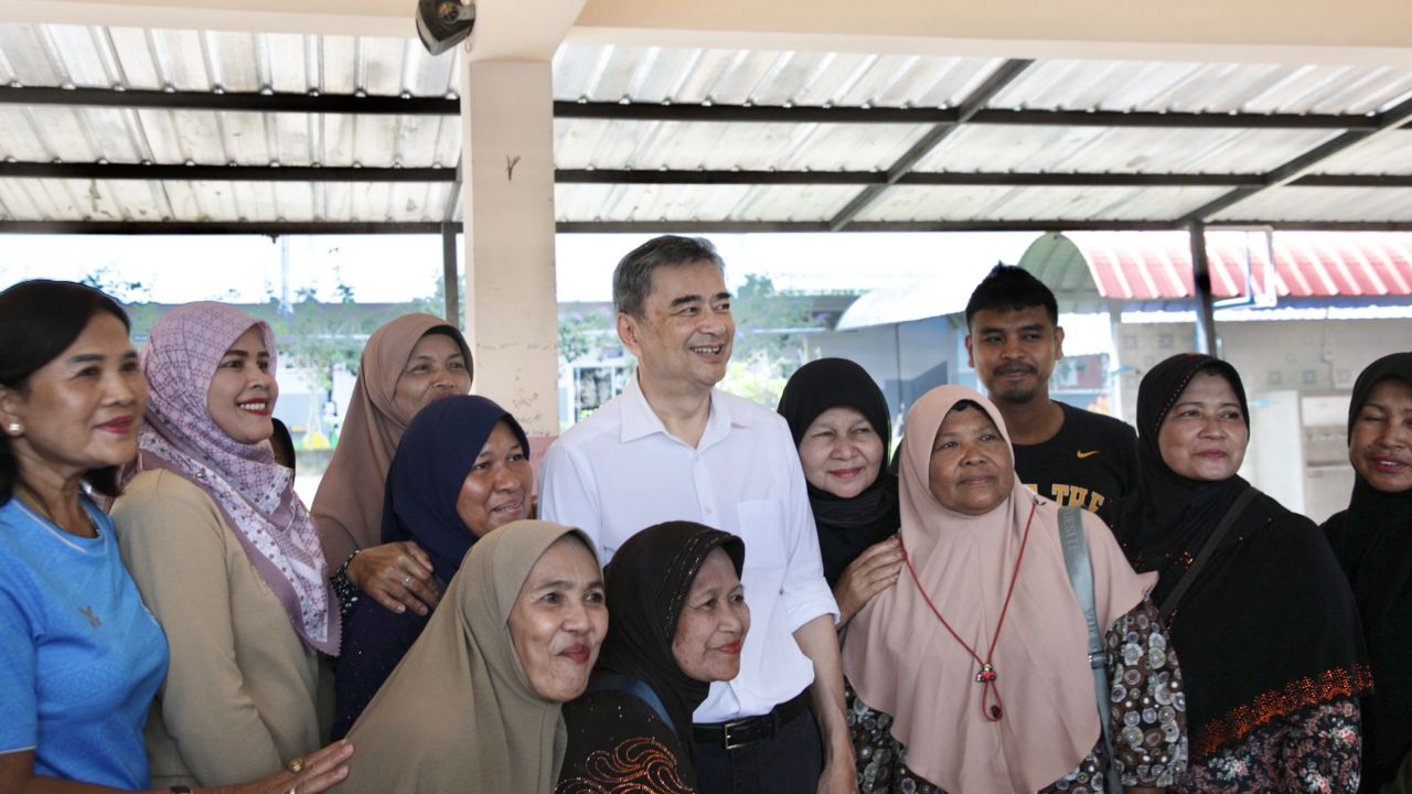 อภิสิทธิ์ตรวจเยี่ยมผู้ประสบภัยน้ำท่วมหาดใหญ่ เรียกร้องรัฐบาลดำเนินโครงการคนละครึ่งเฟส 2