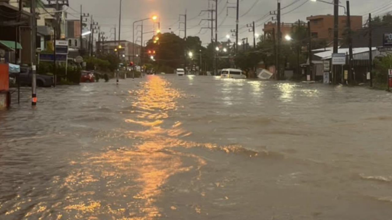ฝนถล่มภูเก็ต น้ำท่วมถนนหลายสาย เตือนรหัสแดง รัฐสั่งเร่งเยียวยาประกันภัยพิบัติ