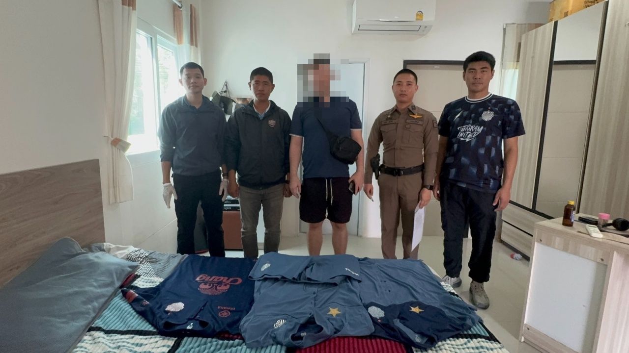 ตำรวจบุรีรัมย์ บุกค้นห้องพักชาวอังกฤษ แจ้งขอคืนเสื้อ “ปราสาทสายฟ้า” แต่สินค้าไม่ตรงปก